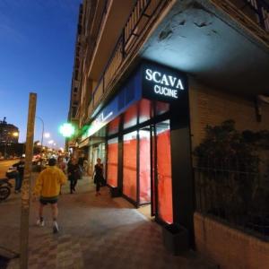 Rótulo cartel en caja con frente calado e iluminación. Scava Cocinas en Sevilla.