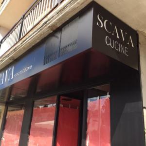 Rótulo cartel en caja con frente calado e iluminación. Scava Cocinas en Sevilla.