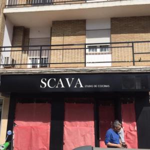 Rótulo cartel en caja con frente calado e iluminación. Scava Cocinas en Sevilla.