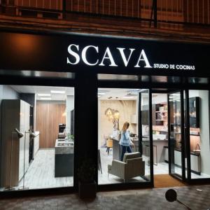 Rótulo cartel en caja con frente calado e iluminación. Scava Cocinas en Sevilla.