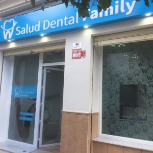 Rótulo cartel Caja luminosa con textos calados y letras superpuestas. Clínica Dental Family en Utrera Sevilla.
