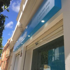 Rótulo cartel Caja luminosa con textos calados y letras superpuestas. Clínica Dental Family en Utrera Sevilla.