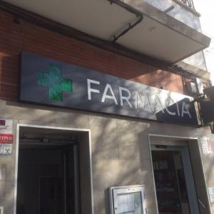 Rótulo cartel Caja luminosa con textos calados y letras superpuestas. Farmacia en Sevilla.
