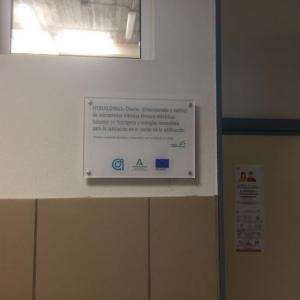 Rótulo cartel en metacrilato placa fondos Feder Andalucía para Aicia en Sevilla.
