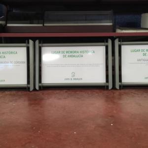 Rótulo cartel señalizador rotulado con vinilo sobre soporte Junta de Andalucía. Memoria Histórica en Sevilla