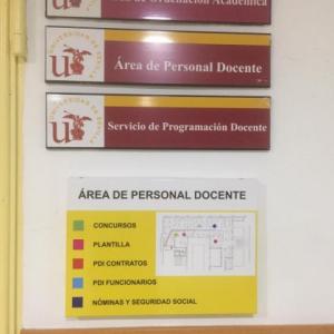 Rótulo directorio Área Docente Rectorado de la Universidad de Sevilla.