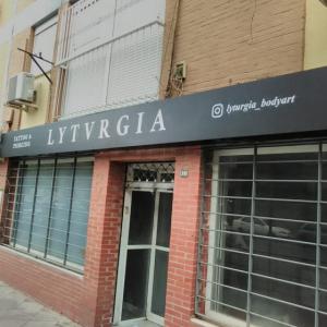 Rótulo luminoso corpóreo frentes fresados o calados. Tattoo y piercieng Lytvrgia en Sevilla.
