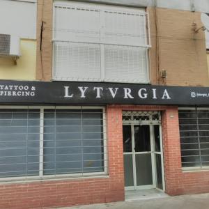 Rótulo luminoso corpóreo frentes fresados o calados. Tattoo y piercieng Lytvrgia en Sevilla.