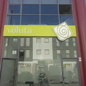 Rótulo luminoso corpóreo frentes fresados o calados. Voluta en Dos Hermanas Sevilla.
