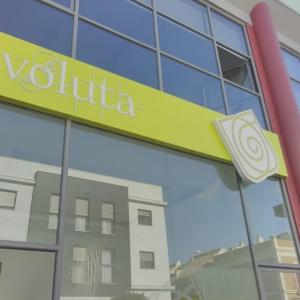 Rótulo luminoso corpóreo frentes fresados o calados. Voluta en Dos Hermanas Sevilla.