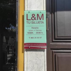 Rótulo placa fachada horario o directorio en metacrilato. Tu Silueta en Sevilla.
