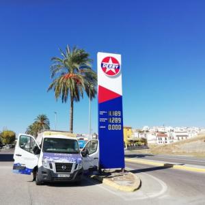 Rótulo Totém con marcadores digitales para gasolinera en Monte Mayor en Córdoba.