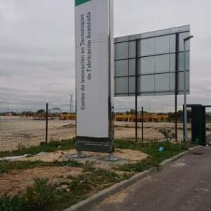 Totém de 7 m de altura en acero inoxidable y homologado por la Junta de Andalucía. Navantia en Puerto Real Cádiz.