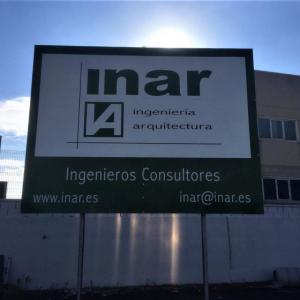 Valla con chapas de aluminio remachadas sobre estructura. Inar Sevilla.