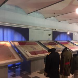 Vitrina expositora para banderas antiguas, en aluminio lacado y frontal de metacrilato. Museo de Historia Militar de Sevilla.