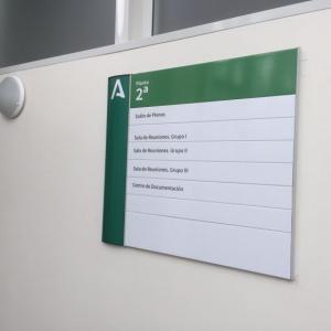Cartel directorio homologado en lamas de aluminio rotulado con vinilos. Consejo Económico de la Junta de Andalucía. Sevilla.