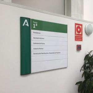 Cartel directorio homologado en lamas de aluminio rotulado con vinilos. Consejo Económico de la Junta de Andalucía. Sevilla.