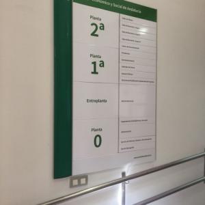 Cartel directorio homologado en lamas de aluminio rotulado con vinilos. Consejo Económico de la Junta de Andalucía. Sevilla.