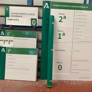 Cartel directorio homologado en lamas de aluminio rotulado con vinilos. Consejo Económico de la Junta de Andalucía. Sevilla.