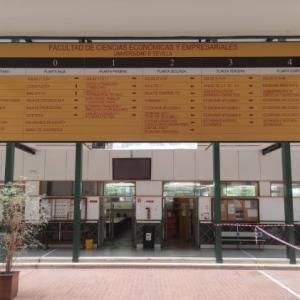 Fabricación de directorio modular para la Facultad de Ciencias Económicas y Empresariales de la Universidad de Sevilla.