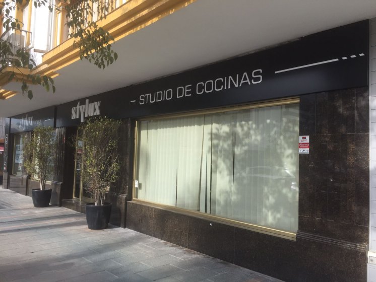 Rótulo cajas luminosas con textos calados, metacrilato y led. Cocinas Stylux en San Pedro de Alcántara Málaga.