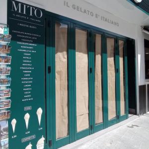 Rotulación de fachada. Mito helado italiano en Sevilla.