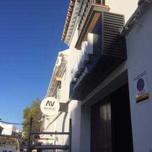 Rótulo Banderola en aluminio, frente de metacrilato e iluminadas con led blanco. Clínica Odontológica Galván en Osuna Sevilla.
