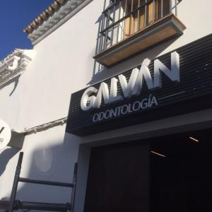 Rótulo Banderola en aluminio, frente de metacrilato e iluminadas con led blanco. Clínica Odontológica Galván en Osuna Sevilla.