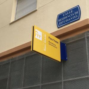 Rótulo banderola homologada para la Universidad Pablo de Olavide de Sevilla.