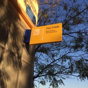 Rótulo banderola homologada para la Universidad Pablo de Olavide de Sevilla.