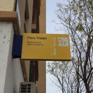 Rótulo banderola homologada para la Universidad Pablo de Olavide de Sevilla.