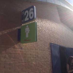 Rótulo banderola según nueva normativa de Ostomía, para la Universidad Pablo de Olavide en Sevilla.