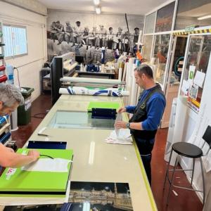 Rótulo banderola según nueva normativa de Ostomía, para la Universidad Pablo de Olavide en Sevilla.