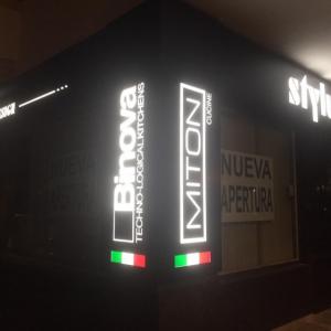 Rótulo cajas luminosas con textos calados, metacrilato y led. Cocinas Stylux en San Pedro de Alcántara Málaga.