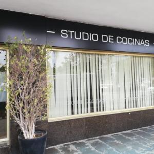 Rótulo cajas luminosas con textos calados, metacrilato y led. Cocinas Stylux en San Pedro de Alcántara Málaga.