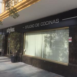 Rótulo cajas luminosas con textos calados, metacrilato y led. Cocinas Stylux en San Pedro de Alcántara Málaga.