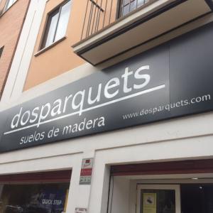 Rótulo cajas luminosas con textos calados, metacrilato y led. Dosparquets en Sevilla.