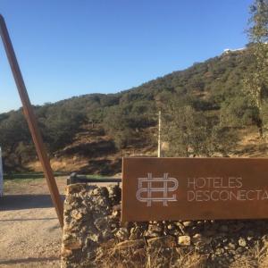 Rótulo con estructura en acero cortén y textos calados e iluminación con led. Hotel Desconectad2 en Monesterio.