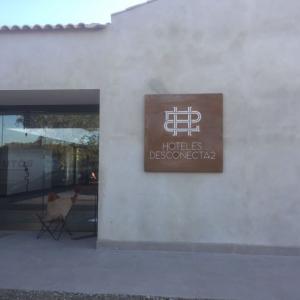 Rótulo con estructura en acero cortén y textos calados e iluminación con led. Hotel Desconectad2 en Monesterio.