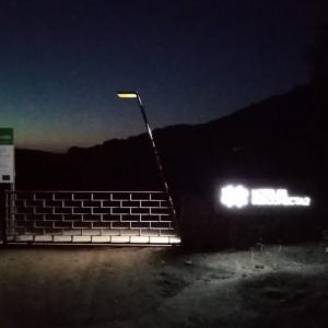 Rótulo con estructura en acero cortén y textos calados e iluminación con led. Hotel Desconectad2 en Monesterio.