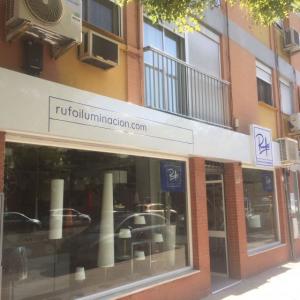Rótulo con estructura frontal de composite. Rotulado con vinilos garantizados al exterior  y textos calados. Rufo Iluminaciónen Sevilla.