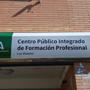 Rótulo corpóreo. Centro Público Integrado de Formación profesional Los Viveros Sevilla. Mobiliario rótulo homologado Junta de Andalucía