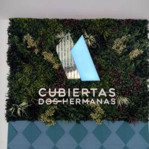 Rótulos luminoso sobre jardin vertical para Cubiertas Dos Hermanas en Sevilla.