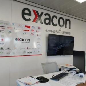 Caseta de ventas de Exxacon living mobiliarios en Entrenúcleos Dos Hermanas Sevilla.