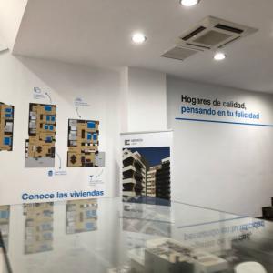 Decoración de cristales y paredes con fotomurales para la oficina de Caixaban en Sevilla.
