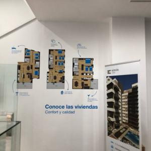 Decoración de cristales y paredes con fotomurales para la oficina de Caixaban en Sevilla.