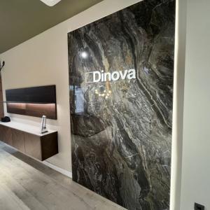 Logo decorativo en metacrilato de interior para Dinova Cocinas en Sevilla.