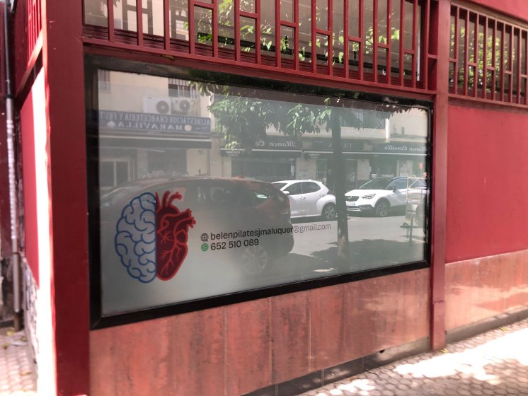 Rotulación de cristales en vinilo ácido impreso y laminado para Belén Pilates en Sevilla.