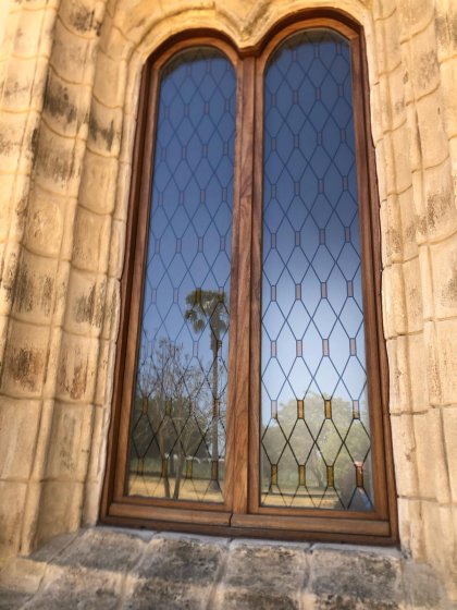 Rotulación de cristales en vinilo impreso y laminado para la Hacienda Oran Sevilla.
