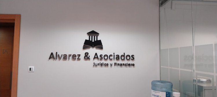 Rótulo en Letras recortadas en pvc lacado para Álvarez y Asociados en Sevilla.